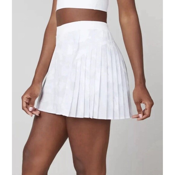 Pants - Spanx NWT Size M Women’s Get Moving Pleated Skort Skirt Shorts White Camo 50273R